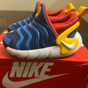 Nike Toddler sneakers sz 5c